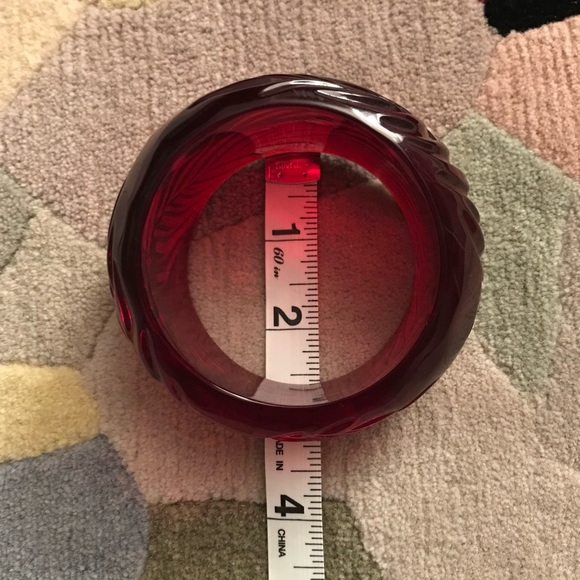 Vintage Transparent Lucite Wide Carved Leaf Bangle - Picture 11 of 16